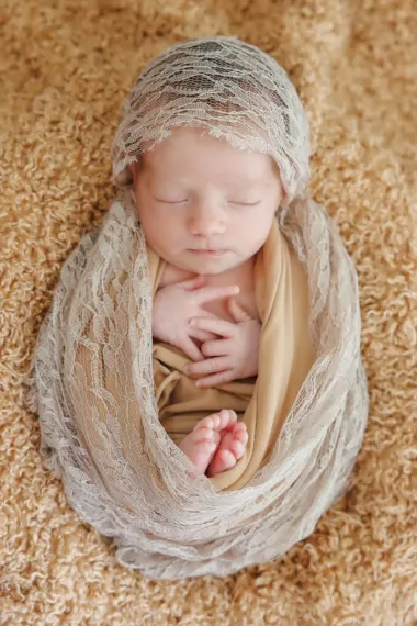 neonata-con-pizzo-beige