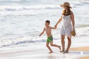 amiglia-che-cammina-sulla-spiaggia-in-sicilia