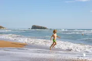 bambino-che-corre-sulla-riva-foto-al-mare-sicilia