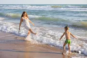bambino-che-corre-verso-il-mare-sicilia