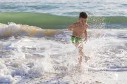 bambino-che-gioca-con-le-onde-agrigento