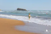 bambino-che-gioca-con-le-onde-sicilia