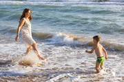 bambino-che-ridе-sulla-spiaggia-servizio