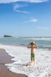 bambino-con-cappello-foto-al-mare-in-sicilia