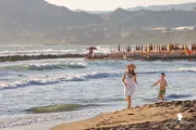 famiglia-sulla-spiaggia-luce-calda-sicilia