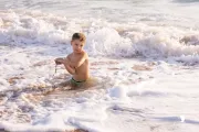 foto-al-mare-bambino-che-corre-sulla-sabbia-gioca