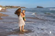 mamma-e-figlio-mano-nella-mano-foto-al-mare