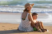 ritratto-naturale-mamma-e-figlio-foto-al-mare-sicilia