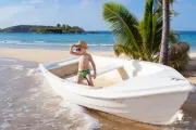 servizio-fotografico-famiglia-in-sicilia-barca-sulla-spiaggia