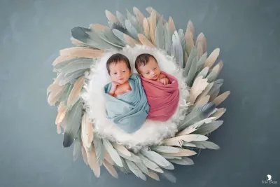 newborn-gemelli-composizione-circolare-fotografia-sicilia.webp