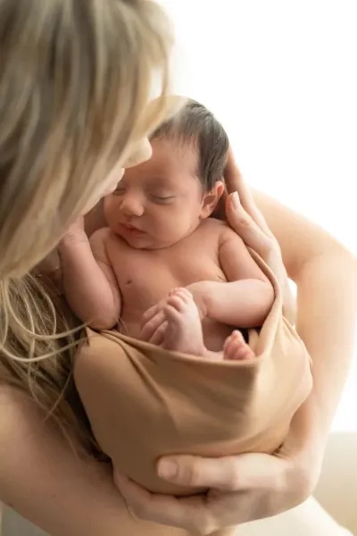 newborn-mamma-e-neonato-ritratto-materno-luce-naturale-sicilia.webp
