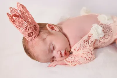 newborn-neonata-coroncina-rosa-ritratto-delicato-agrigento.webp