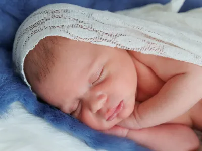 newborn-neonata-dettaglio-viso-toni-rosati-sicilia.webp