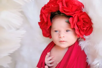 newborn-neonata-fascia-rossa-ritratto-elegante-agrigento.webp