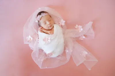 newborn-neonata-tulle-rosa-servizio-fotografico-sicilia.webp