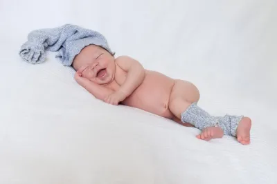 newborn-neonato-avvolto-grigio-posa-classica-agrigento.webp