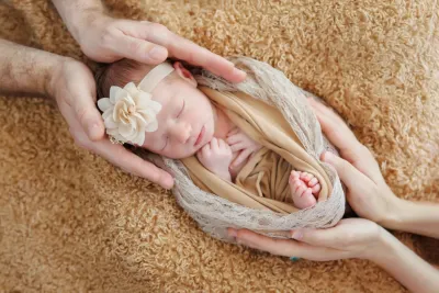 newborn-neonato-avvolto-toni-caldi-sicilia.webp