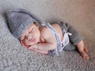 newborn-neonato-cappellino-posa-creativa-agrigento.webp