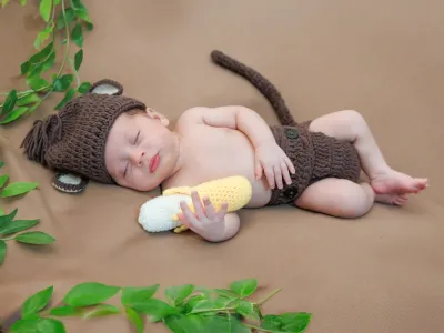 newborn-neonato-cappellino-scimmietta-posa-divertente-sicilia.webp