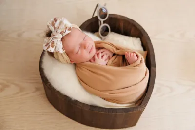 newborn-neonato-cesta-legno-posa-naturale-sicilia.webp