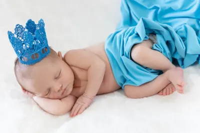 newborn-neonato-coroncina-turchese-posa-regale-sicilia.webp