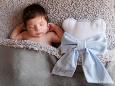 newborn-neonato-fiocco-azzurro-posa-classica-sud-sicilia.webp