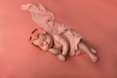 newborn-neonato-fondo-corallo-posa-naturale-sud-sicilia.webp