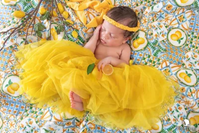 newborn-neonato-fondo-giallo-stile-artistico-sud-sicilia.webp