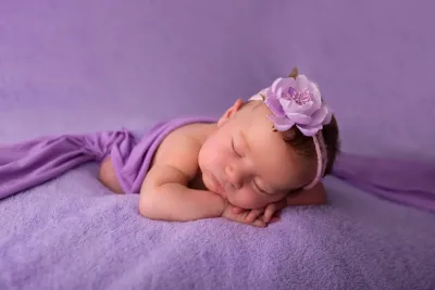 newborn-neonato-posa-viola-artistica-sicilia.webp