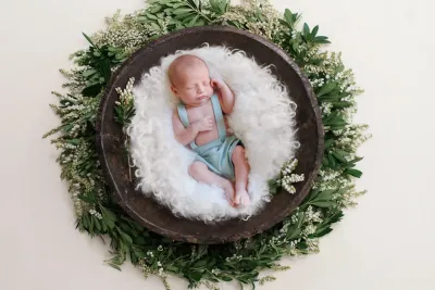 newborn-neonato-set-naturale-verde-fotografo-sicilia.webp