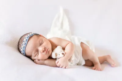newborn-neonato-tessuti-turchesi-posa-dormiente-agrigento.webp