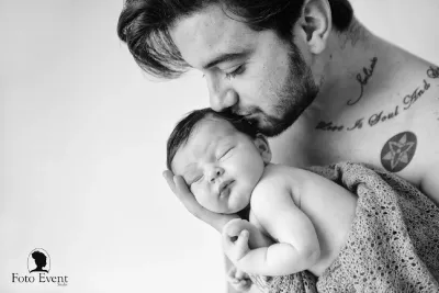 newborn-papa-e-neonato-ritratto-intimo-bianco-nero-sicilia.webp