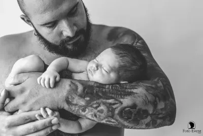 newborn-papa-tatuaggi-neonato-posa-emotiva-sud-sicilia.webp